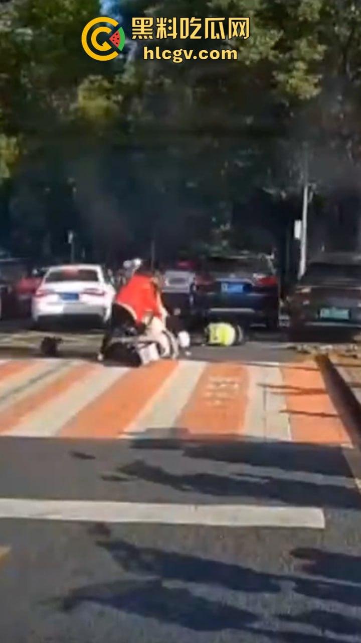 “我勒个骚刚！车子自己跑的”苏州吴江区女子驾车操作不当 路灯杆前的惊魂一撞致多人受伤！-3