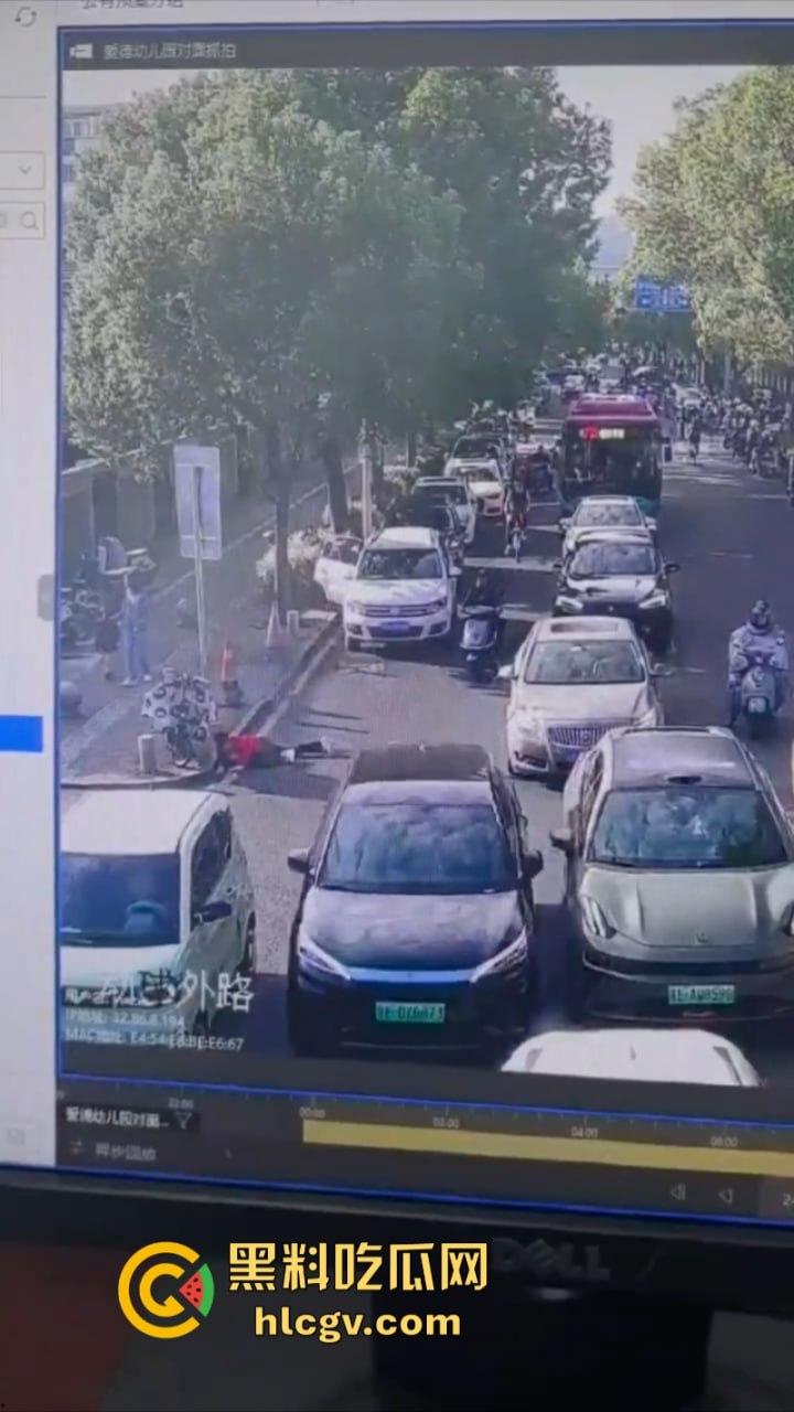 “我勒个骚刚！车子自己跑的”苏州吴江区女子驾车操作不当 路灯杆前的惊魂一撞致多人受伤！-10