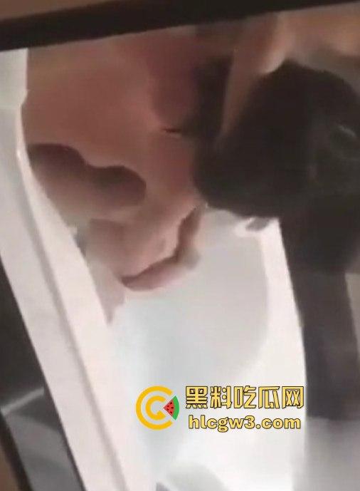 两渣男骗大学学妹灌醉玩浴缸迷奸，醉酒趴在床上对着垃圾桶吐，抱进浴缸无套猛操，逼水混成一片还拍视频！-11