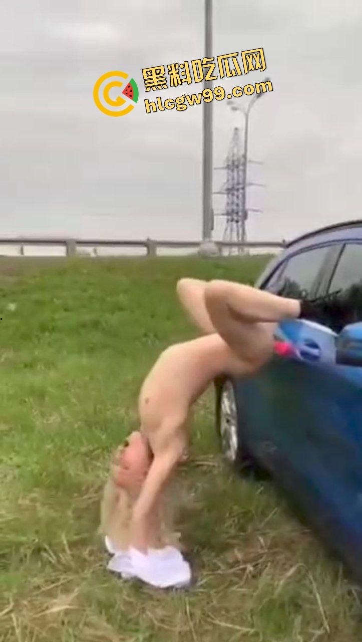 野性的呼唤！俄罗斯反差金发妹玩刺激露出，在野外雪地汽车上自慰抠逼，露天福利抓紧观赏，不愧是战斗民族！-7