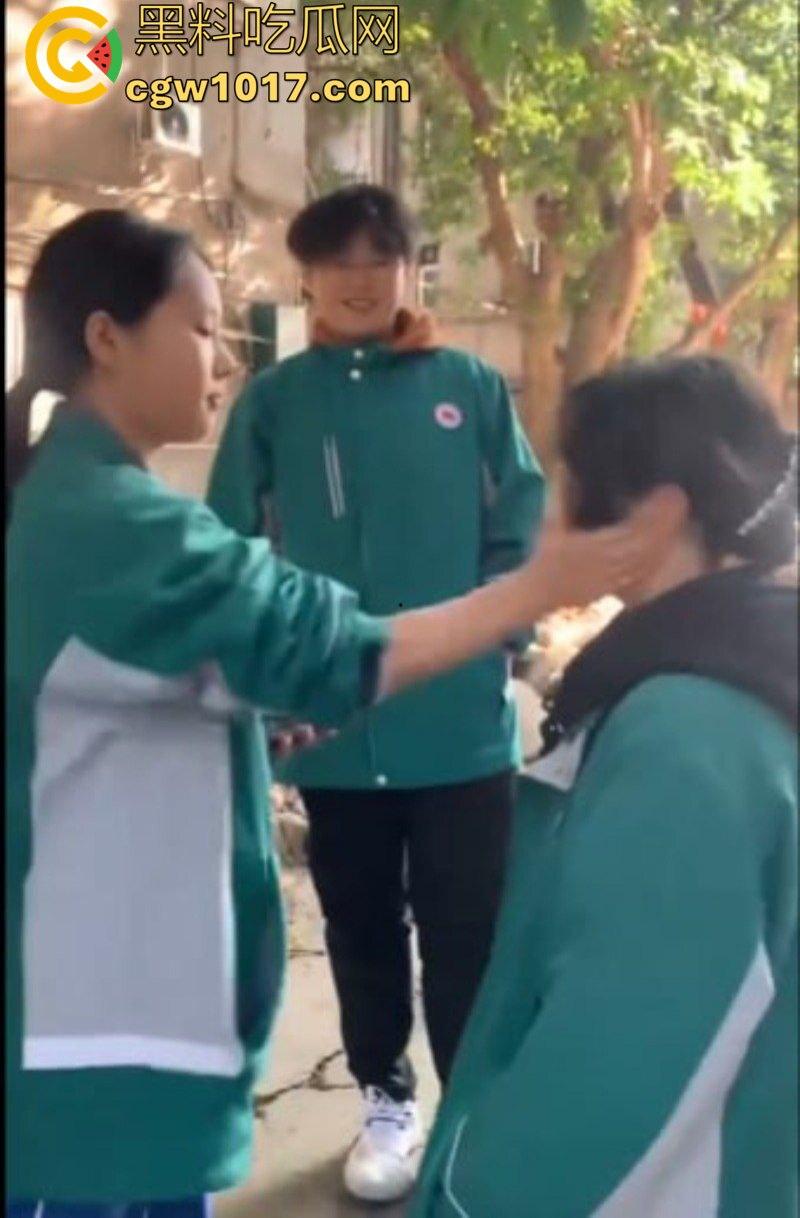 阆中中学女生霸凌事件 高中妹被接连扇大耳光 满脸红掌印却依旧不闪不避 硬气的一逼!男同学围观全程不阻止反而笑嘻嘻!-9