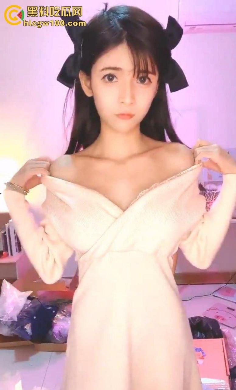 借着抖音cos网红【狗头萝莉】提前拜年的视频，小编最近整理了一下这位巨乳网红的经典视频，经典巨乳还是这么百看无厌！-4