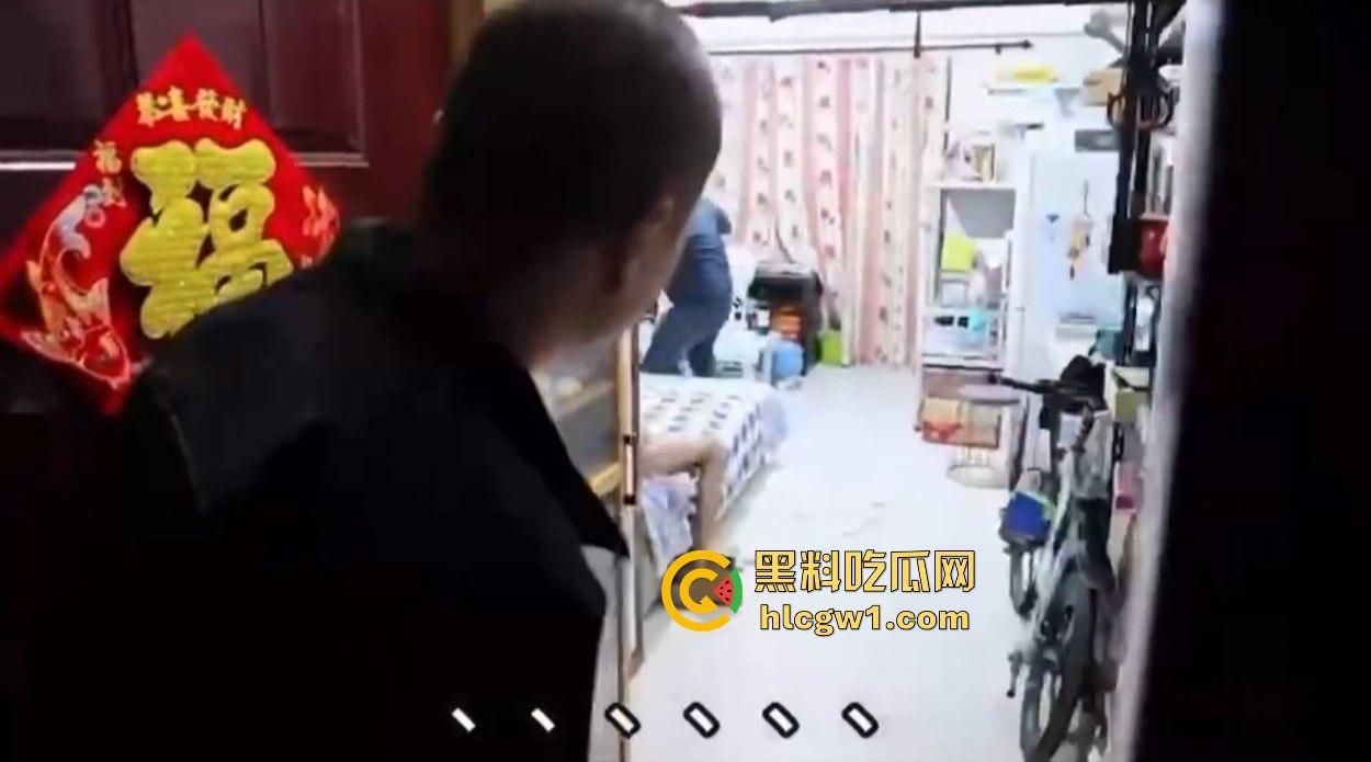 汉中市开锁师傅开门无辜撞见绿油油现场，绿帽现场捉奸，奸夫淫妇正骑马大战，老婆慌得连B都夹紧了！-7