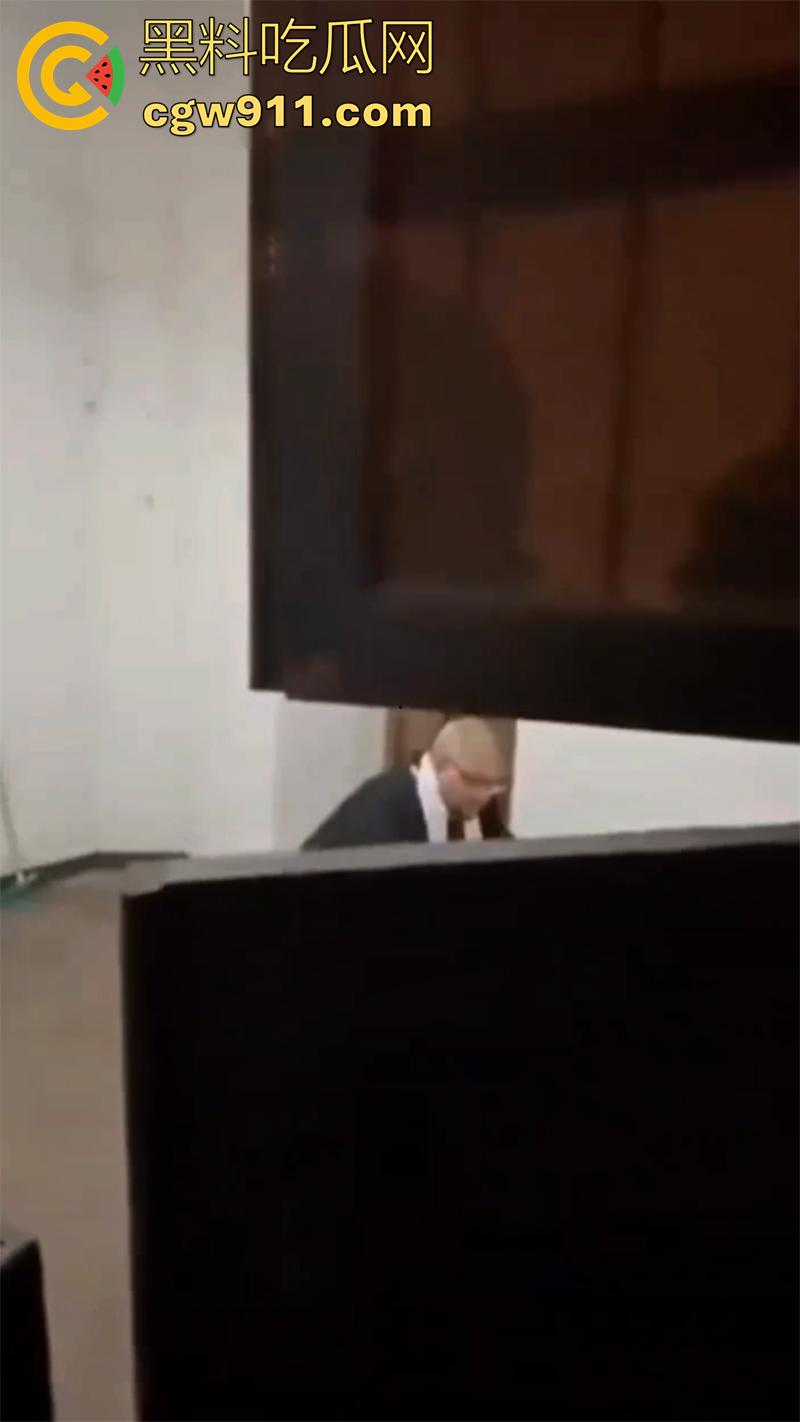 牧师大叔穿道授液，被信徒偷拍，国外牧师密室约会性感洋妞，美腿修长身材极品，正在为尤物净化身心，却被偷拍小伙打断施法！-6