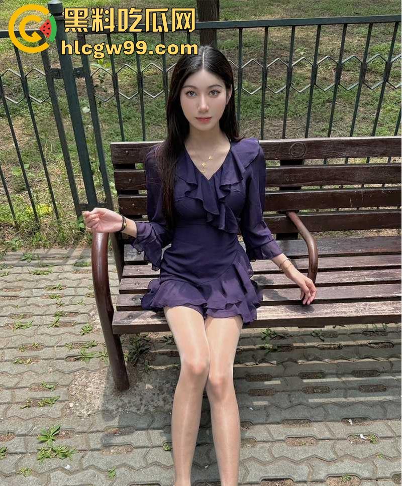 抖音网红【樂莓子乐】开档黑丝大秀，昔日御姐转型走萝莉风 狂抠骚穴撩拨金主，福利视频曝光流出！-8