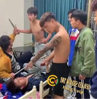 四川凉山纹身精神小伙持酒瓶钢管狠揍同学,血腥场面吓坏网友!-6