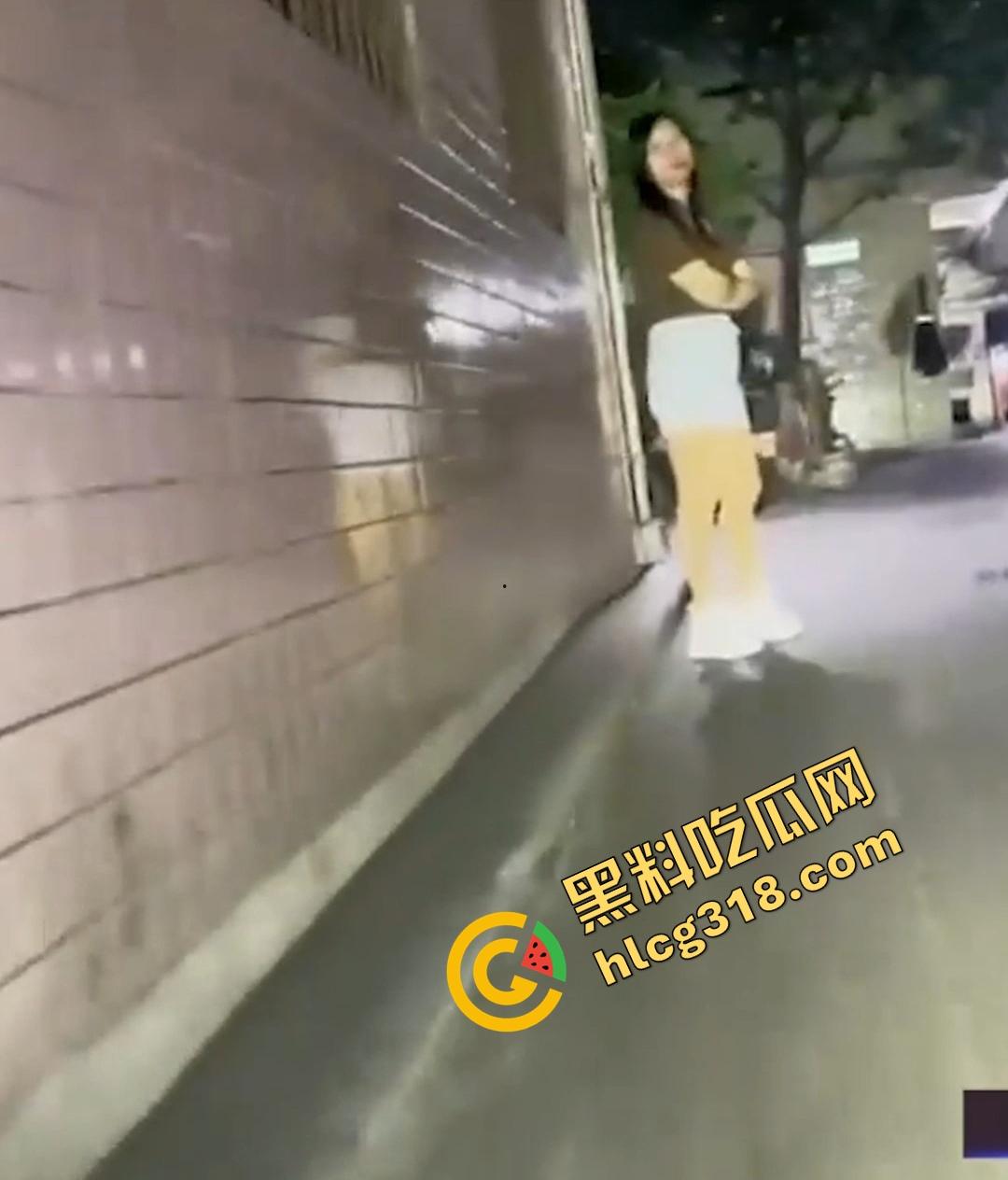 代驾小哥走错路,误入广州快餐洞洞乐街,5分钟看到20个站街妹,还有人主动贴窗舔门把,狼友们你们懂?-5