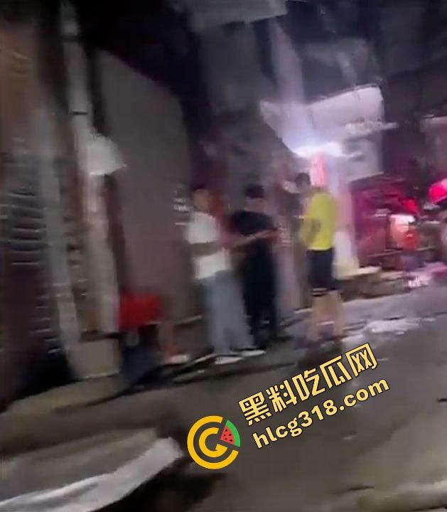 代驾小哥走错路,误入广州快餐洞洞乐街,5分钟看到20个站街妹,还有人主动贴窗舔门把,狼友们你们懂?-6