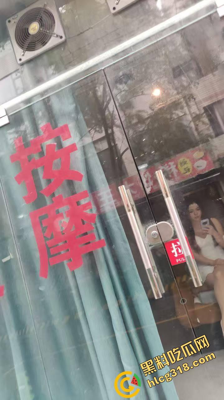 代驾小哥走错路,误入广州快餐洞洞乐街,5分钟看到20个站街妹,还有人主动贴窗舔门把,狼友们你们懂?-10
