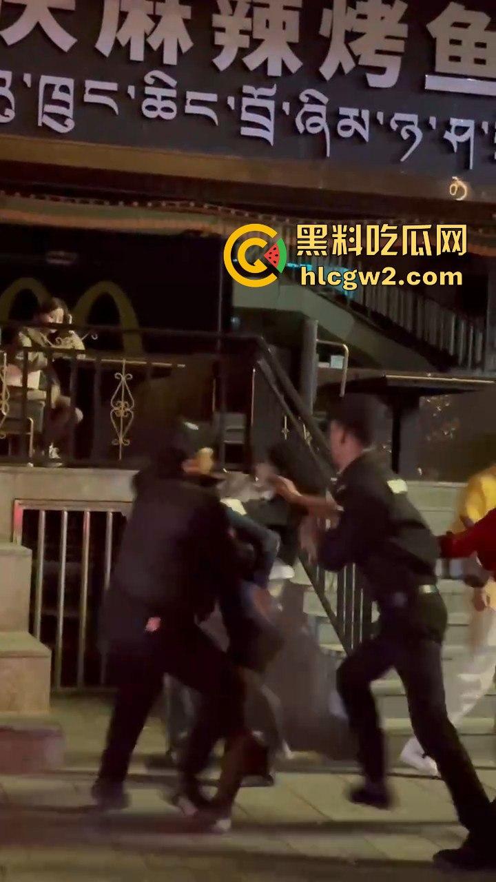 精神小妹怒怼TS小姐姐 黑丝猛女爆发干架场面失控!保安连拉都拉不住,绝对劲爆现场!-2