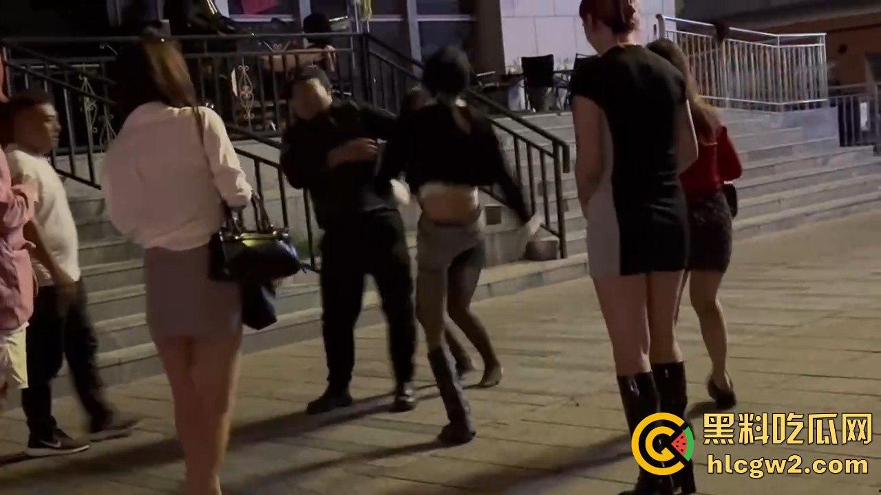 精神小妹怒怼TS小姐姐 黑丝猛女爆发干架场面失控!保安连拉都拉不住,绝对劲爆现场!-9