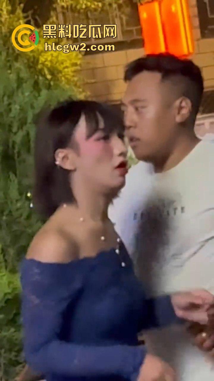 精神小妹怒怼TS小姐姐 黑丝猛女爆发干架场面失控!保安连拉都拉不住,绝对劲爆现场!-12