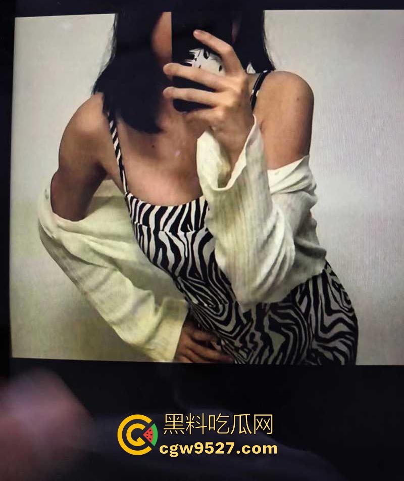 武汉理工大学学姐【李琪】性爱分手后遭渣男无情泄露，骚逼的性爱生活一览无遗，十分反差十分淫骚！-2