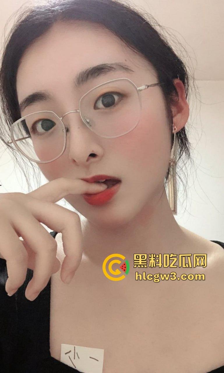 京圈富二代【一少】定制大尺度视频外泄！多名福利姬自产圣水浇头舔食，双插高潮全程炸裂！-8