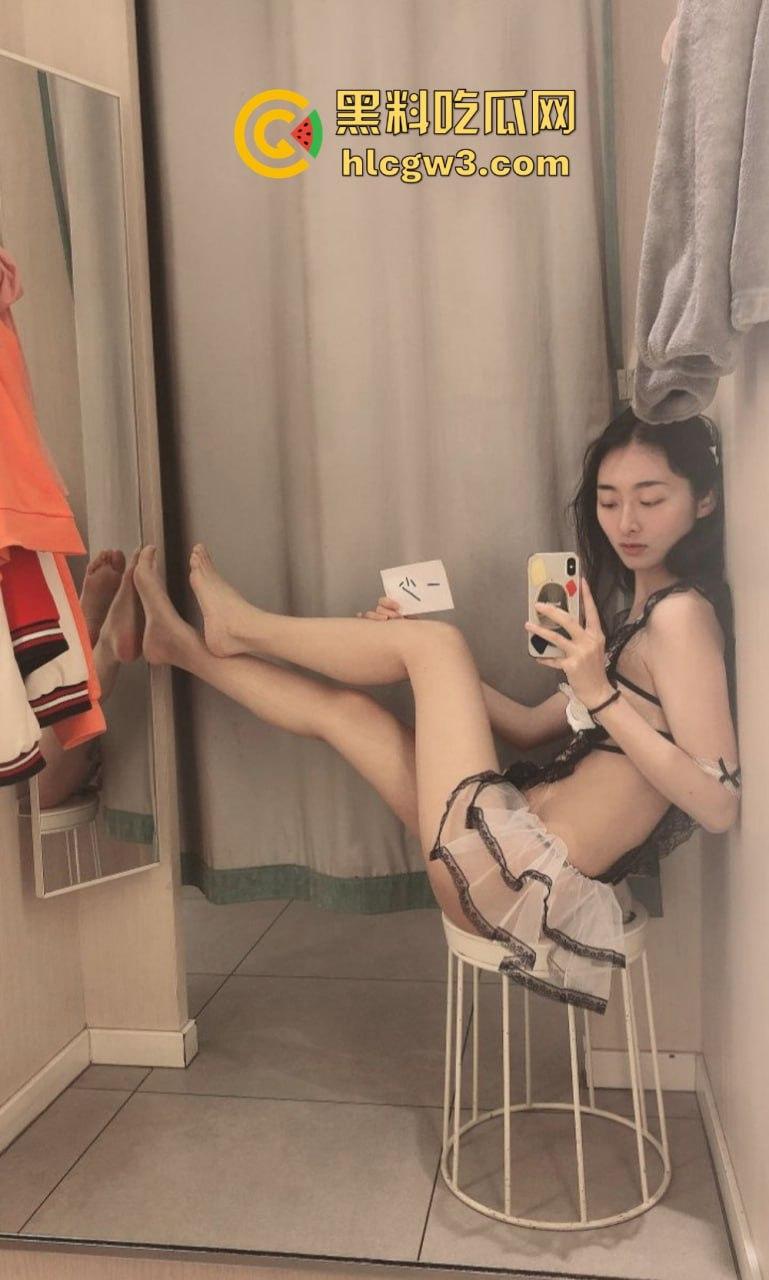 京圈富二代【一少】定制大尺度视频外泄！多名福利姬自产圣水浇头舔食，双插高潮全程炸裂！-13