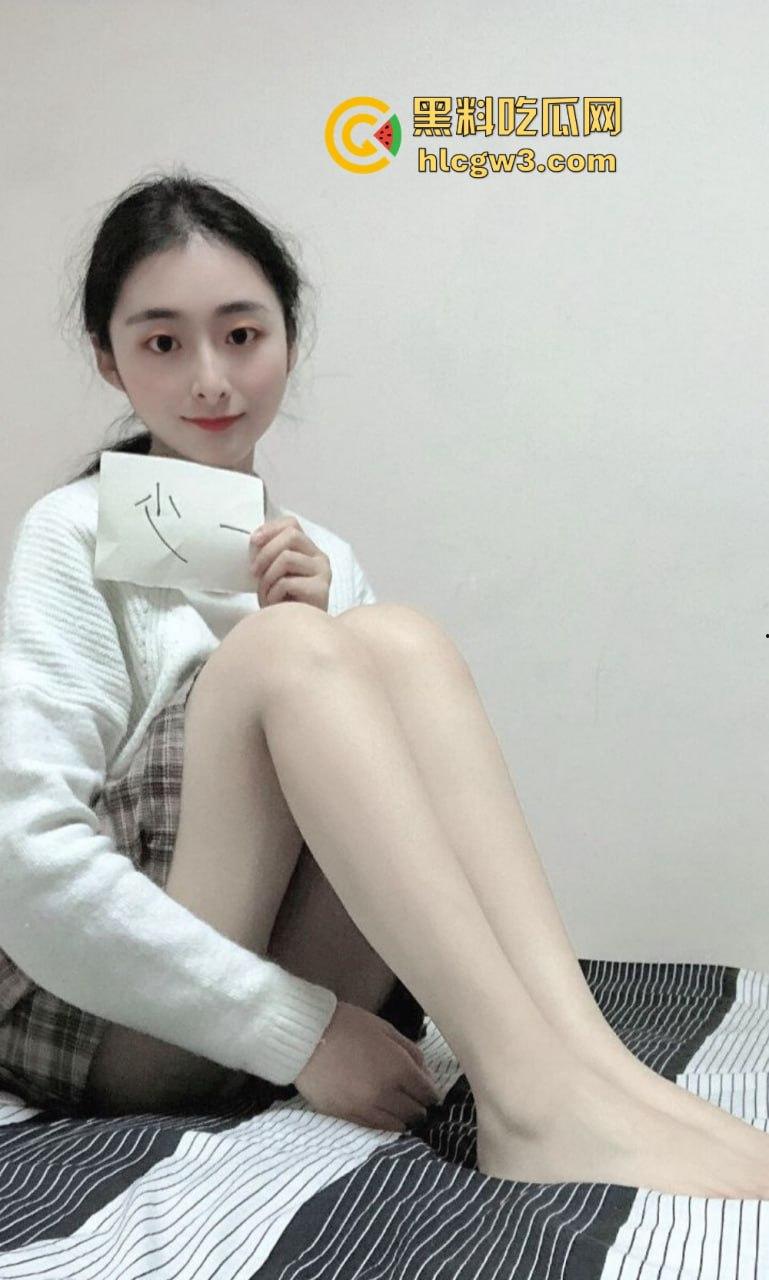 京圈富二代【一少】定制大尺度视频外泄！多名福利姬自产圣水浇头舔食，双插高潮全程炸裂！-24