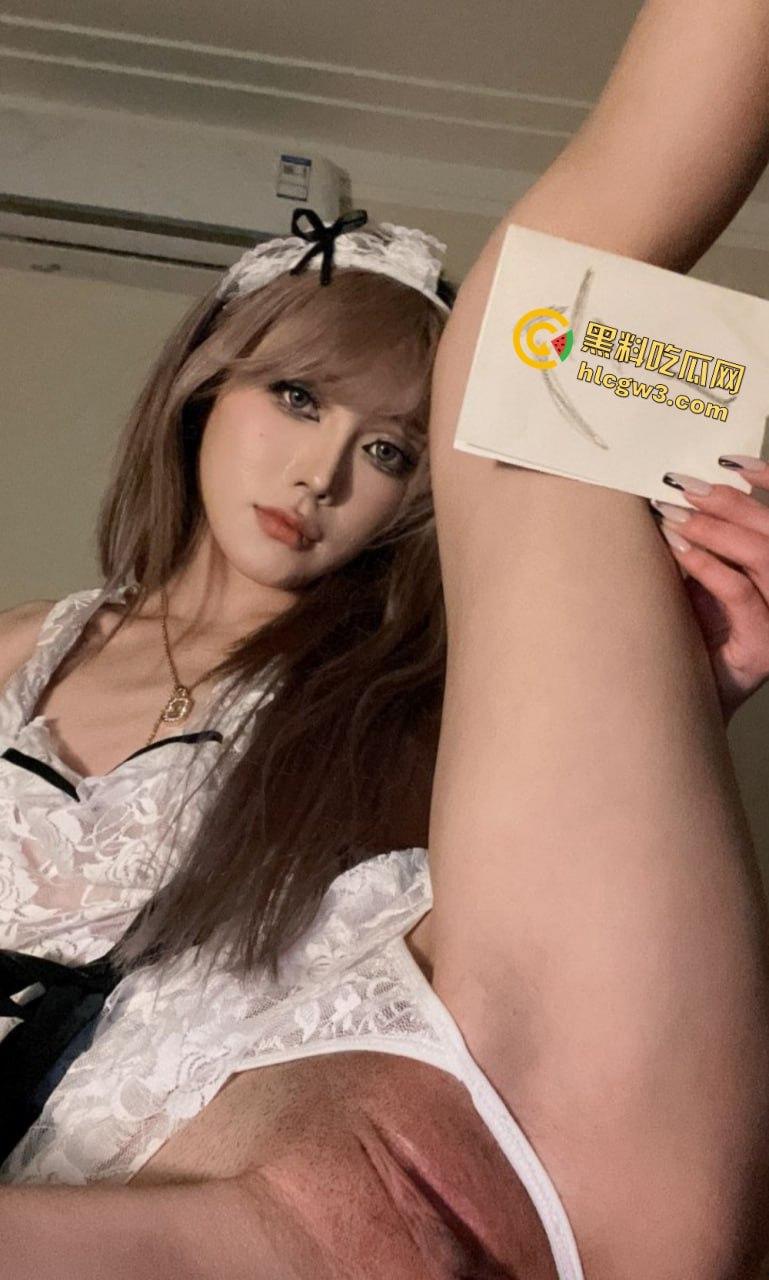 京圈富二代【一少】定制大尺度视频外泄！多名福利姬自产圣水浇头舔食，双插高潮全程炸裂！-33