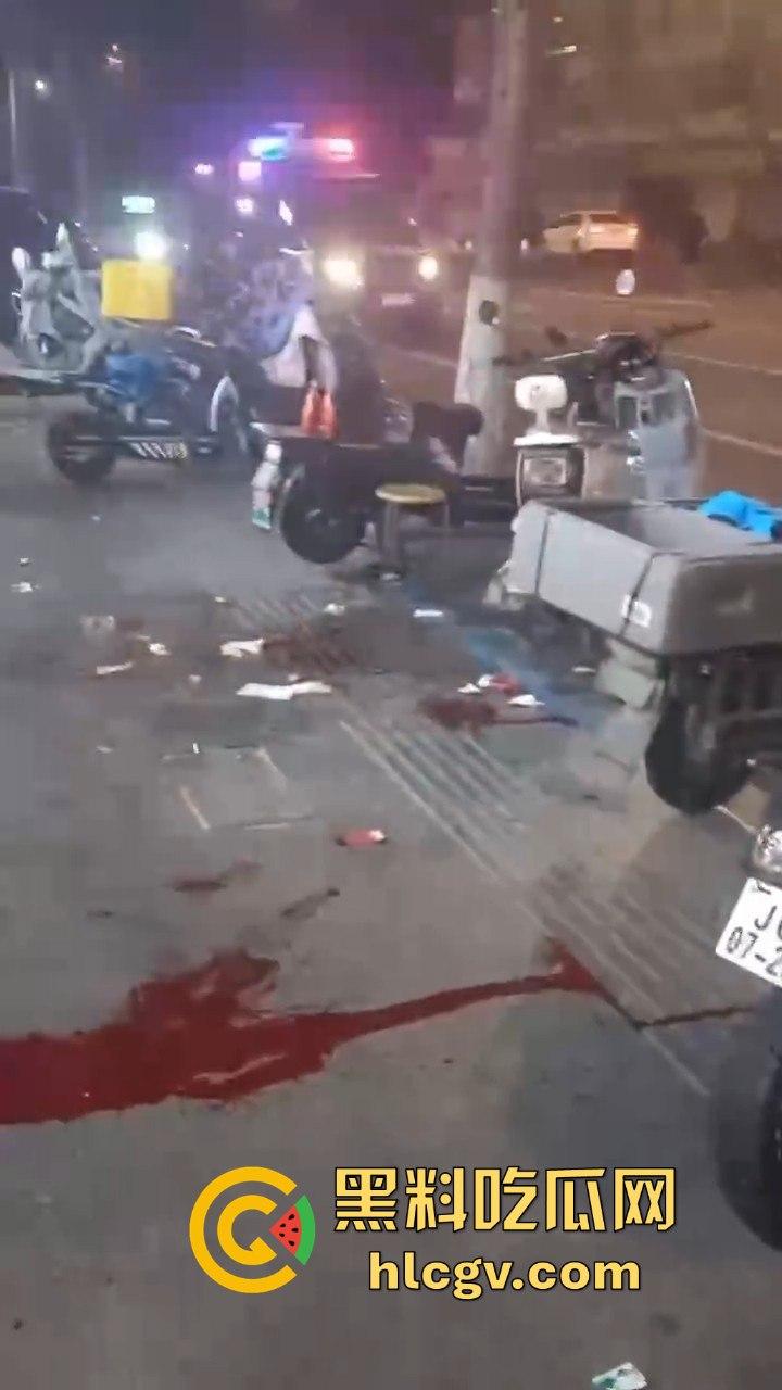 南通东北烧烤场闹大事！两桌人喝多对视一眼就起冲突，口角升级直接捅人！看人一眼都要命！-6