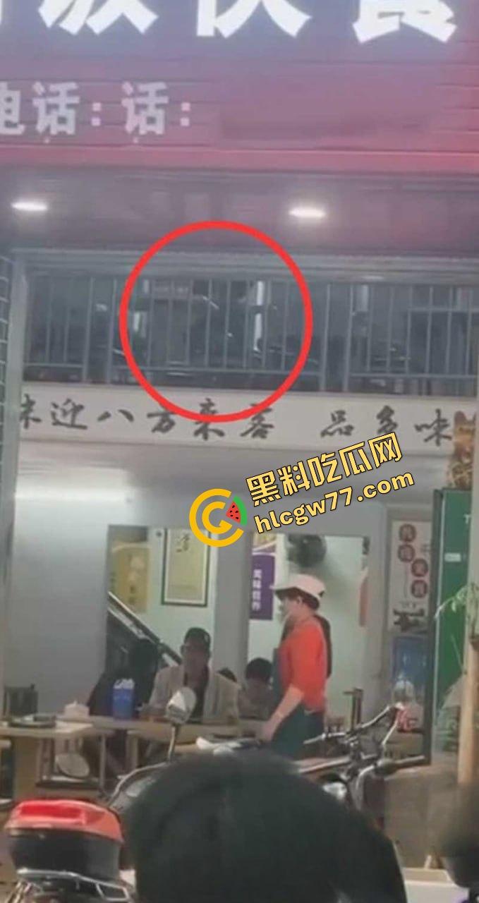 广西河池八方来客饭店，精神小伙精神小妹二楼狂演观音坐莲，裤子一脱开操，楼下食客全看傻了！-1