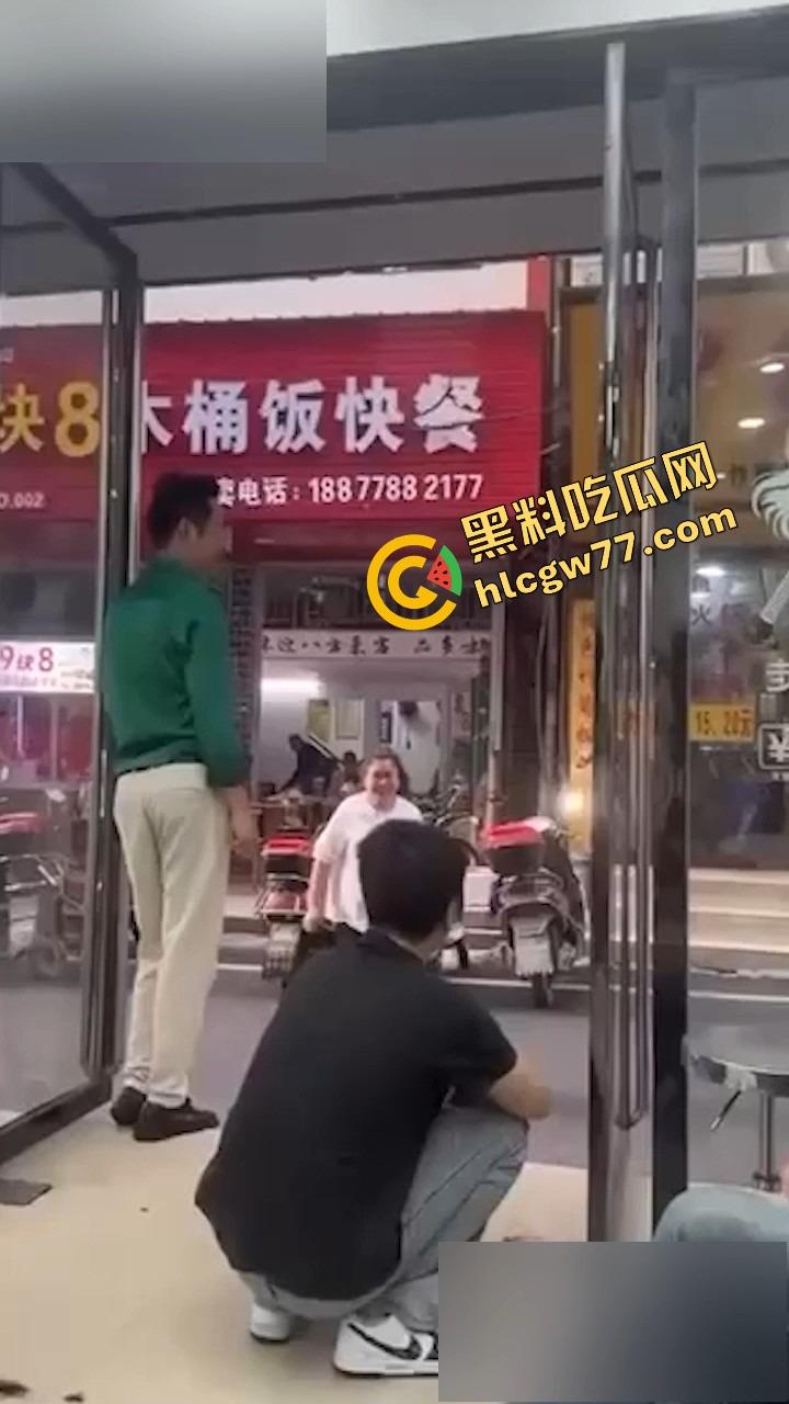 广西河池八方来客饭店，精神小伙精神小妹二楼狂演观音坐莲，裤子一脱开操，楼下食客全看傻了！-5