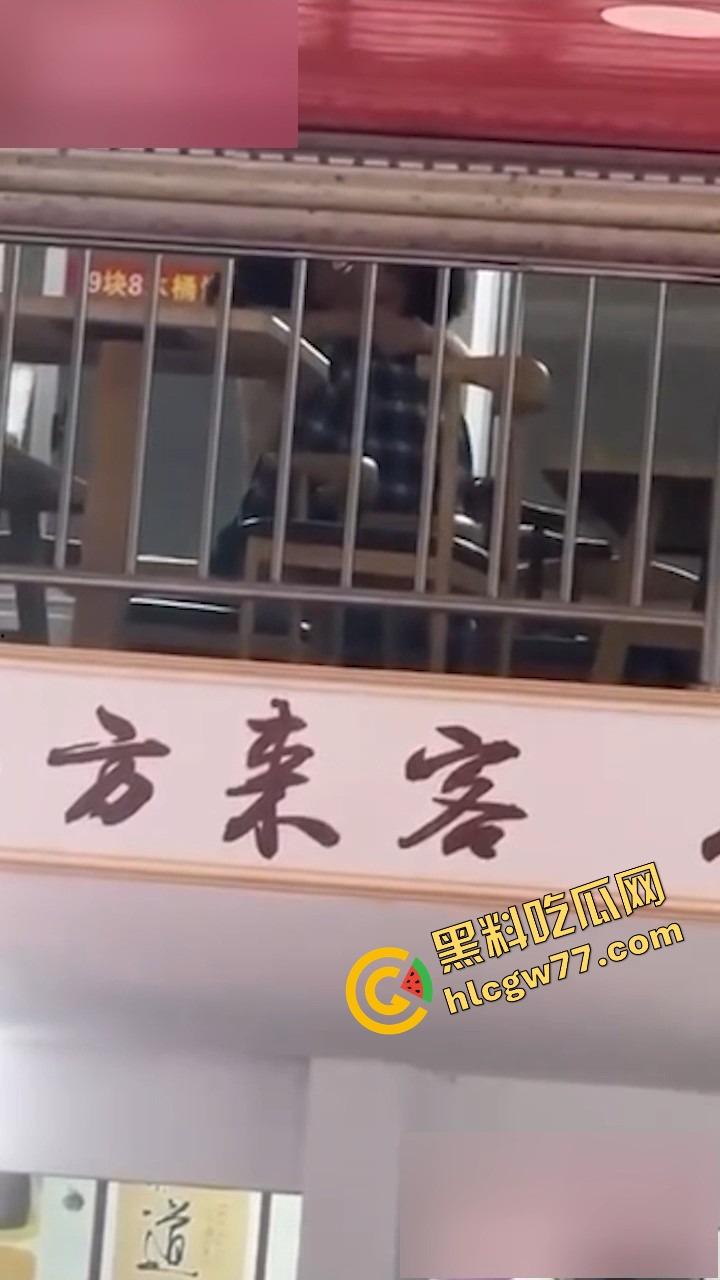 广西河池八方来客饭店，精神小伙精神小妹二楼狂演观音坐莲，裤子一脱开操，楼下食客全看傻了！-8