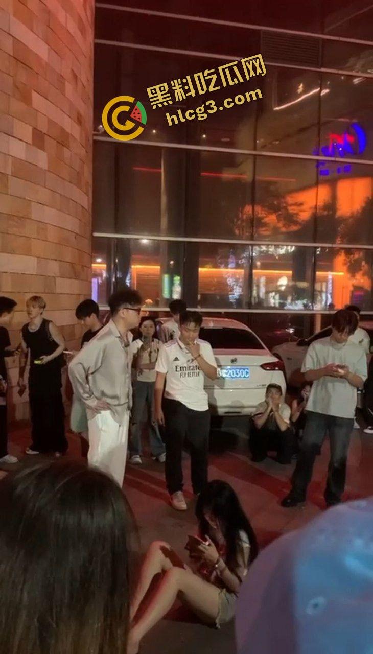 炸裂抓奸事件！厦门福馆李晓彤与男小三被当场捉奸 爆出金句  “她给我舔屌吞精时，你还在哪里打飞机”  气疯后踢打女人-4