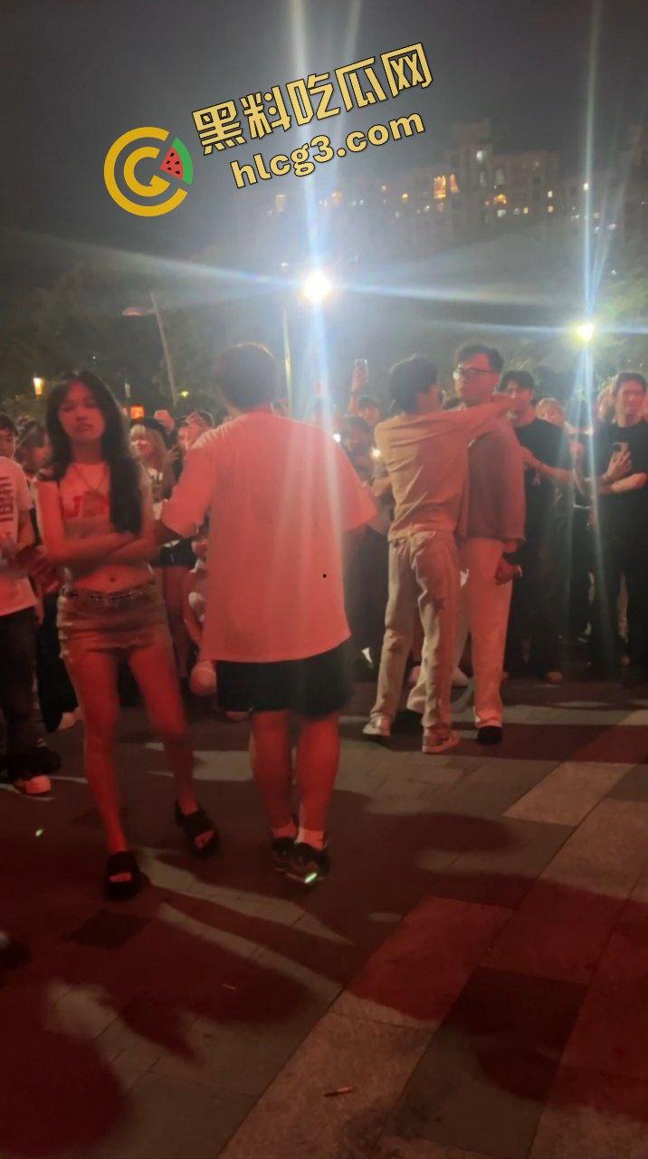 炸裂抓奸事件！厦门福馆李晓彤与男小三被当场捉奸 爆出金句  “她给我舔屌吞精时，你还在哪里打飞机”  气疯后踢打女人-9