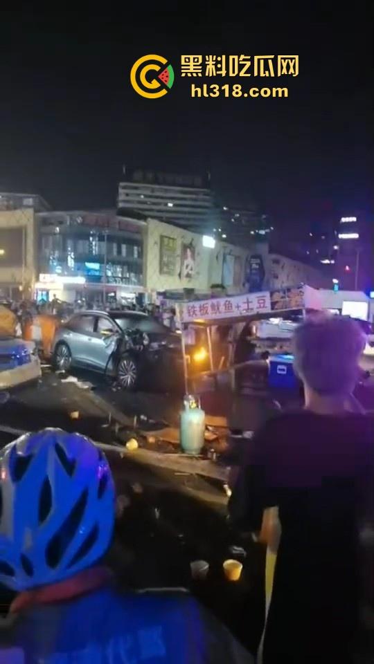 成都双流交叉路口爆发严重交通事故，小轿车猛冲摆摊夜市人群，1死4伤，严重怀疑是报复社会的！-7