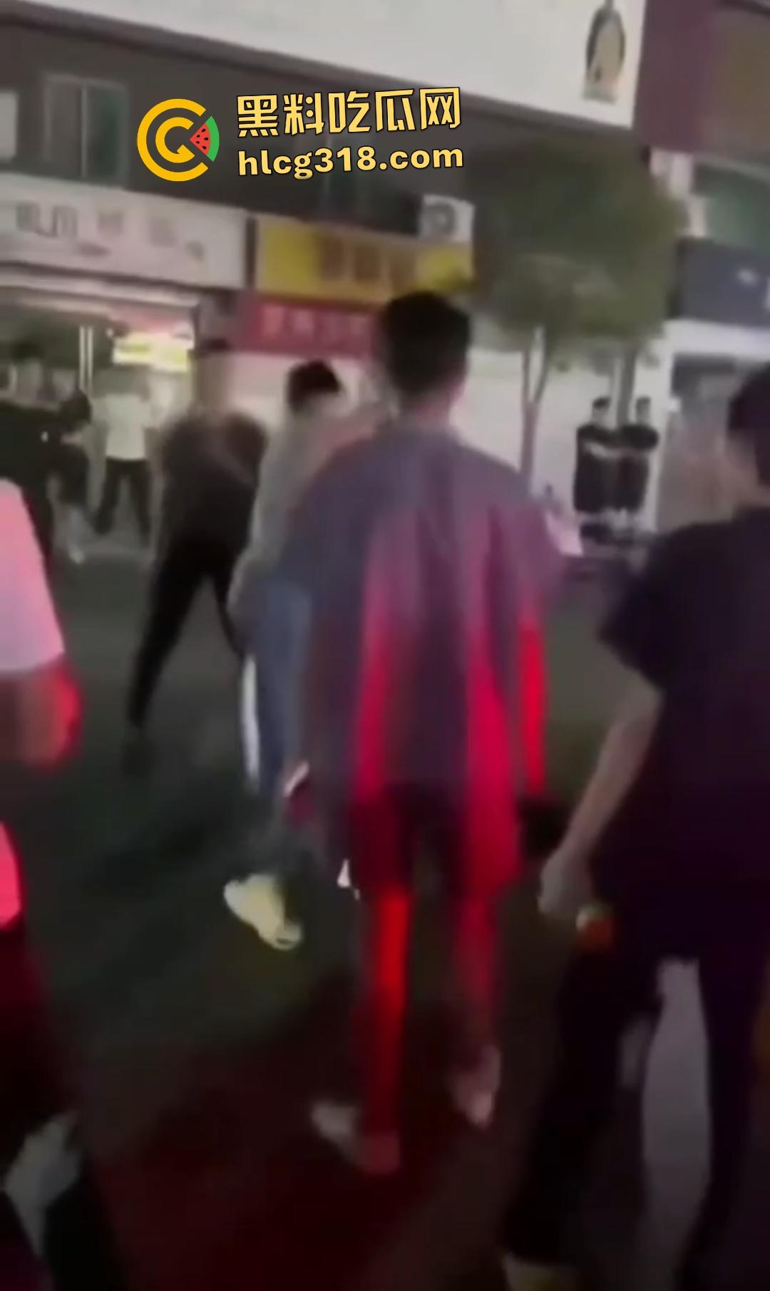 快手【阿彪】叶县商业街被群殴血流满面!直播挑衅引怒,街头惨遭拳脚伺候,场面血腥!-4