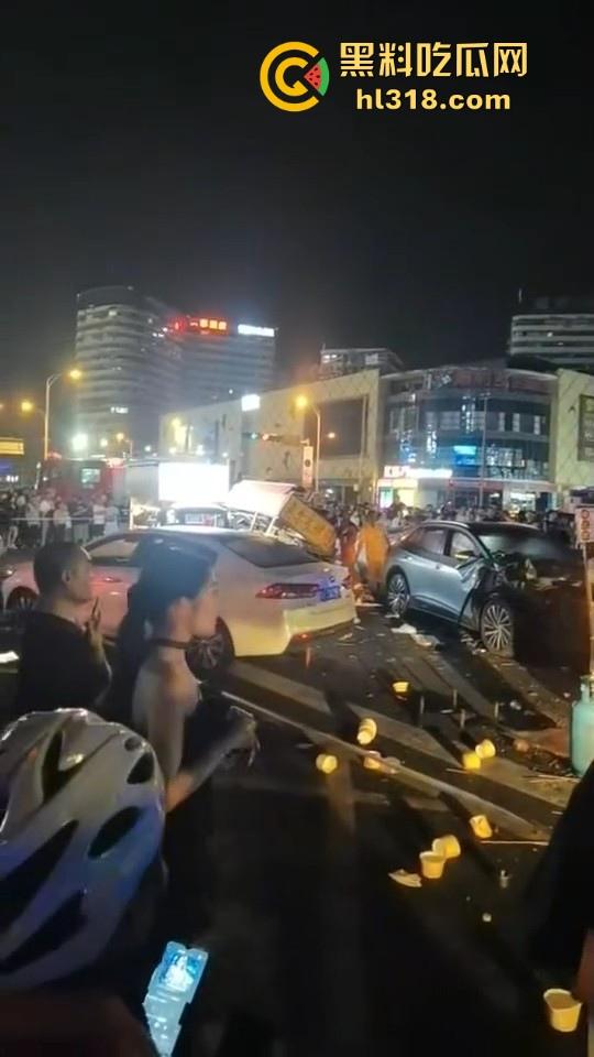 成都双流交叉路口爆发严重交通事故，小轿车猛冲摆摊夜市人群，1死4伤，严重怀疑是报复社会的！-9