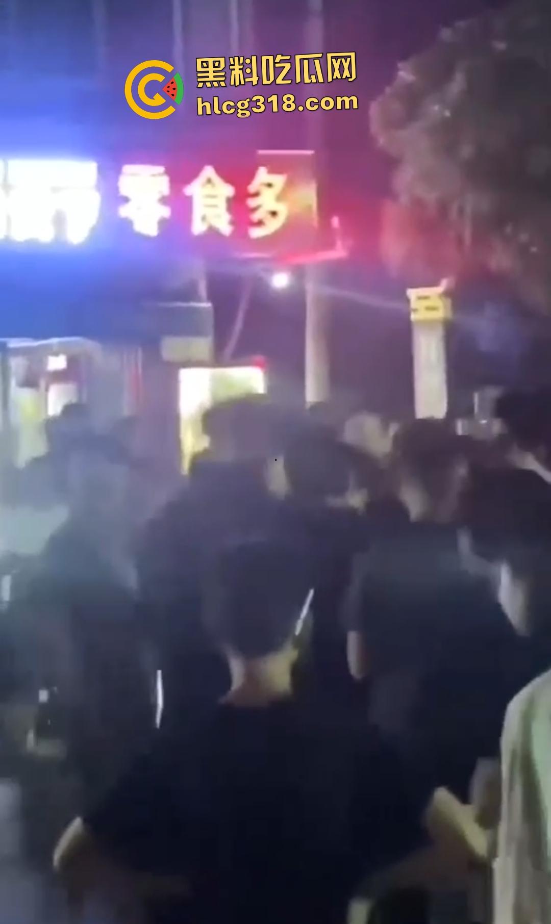 快手【阿彪】叶县商业街被群殴血流满面!直播挑衅引怒,街头惨遭拳脚伺候,场面血腥!-7