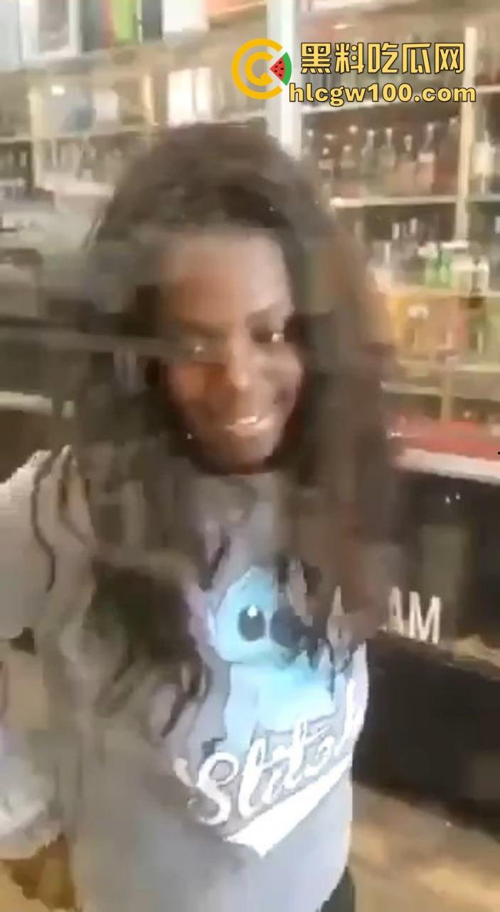 黑妹骚操作放尿全程公开，姿势熟练到让人看呆，完事还知道擦一擦，这骚劲真是让人服了！-1