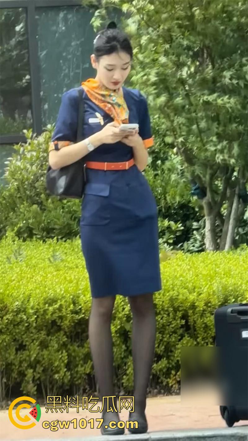 偷窥爱好者福利来袭，大神冒死偷拍空姐，日常生活曝光，真实窥视多角度宿舍日常，洗澡换衣服，娇嫩身躯蜜桃臀无限诱惑！-1