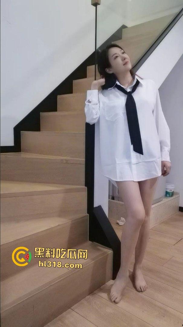 深圳御姐人妻【宝儿】找外遇收了钱还让其帮自己舔逼，一举两得，骑乘姿势不亚于国家骑马运动员！-2