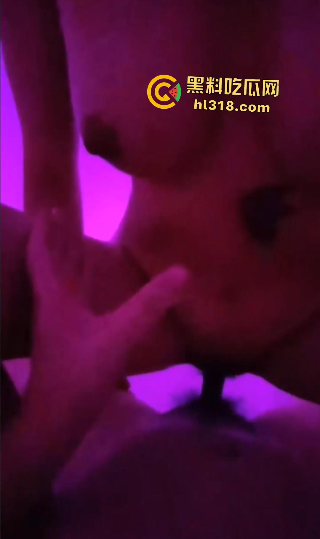 深圳御姐人妻【宝儿】找外遇收了钱还让其帮自己舔逼，一举两得，骑乘姿势不亚于国家骑马运动员！-6