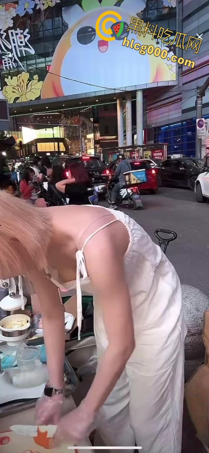 抖音网红【帅气的四喜】，户外榨果汁大翻车！弯腰瞬间粉嫩奶头一览无余，掌握流量密码，太懂观众了 !-6