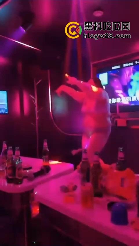 熟透了的熟妇舞娘KTV火力全开！一上台就扭得台下爆炸现场全是荷尔蒙味，气氛嗨到顶，这熟货真是骚出汁了！-8