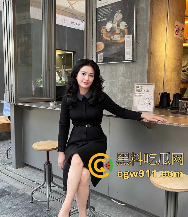 海角乱伦！哄骗发情嫂子说表姐睡觉，故意接近脱衣，大力打桩让其浪叫给表姐听，骚的一批！-1