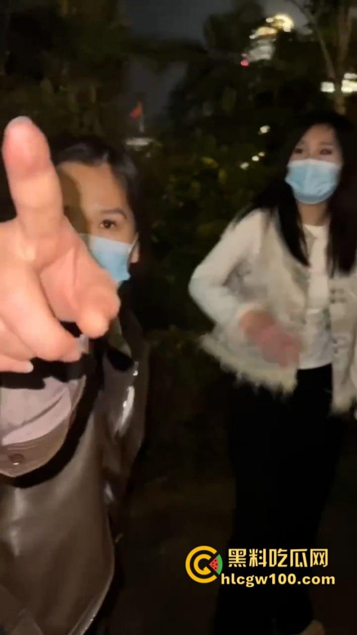 东北精神小妹组团在大街上秀智商搞低俗直播 拖鞋扇逼打屌 火烧骚鸡自虐上瘾-2