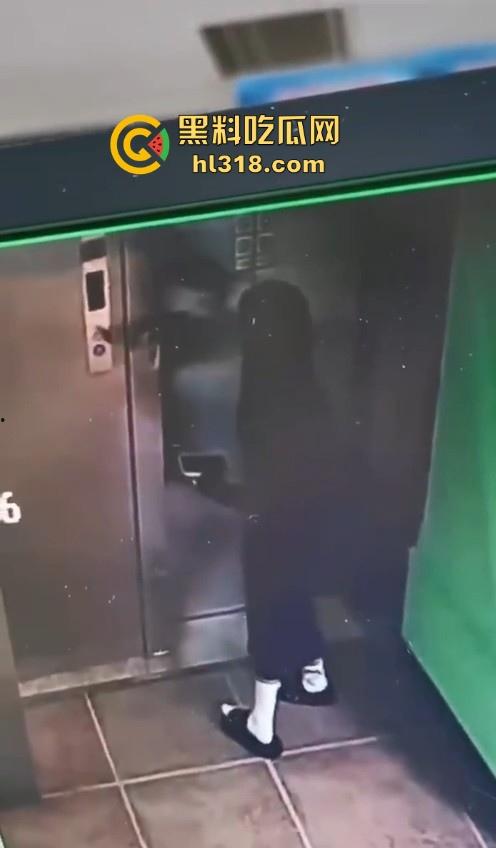 河南驻马店抖音网名【瑶.】妙龄女子当众在电梯拉屎，女子在无视监控，拉完随后淡定离开！-3