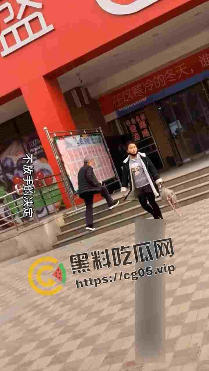 绝世老六！偷拍少妇上厕所 还要等别人出来跟别人说你的逼真黑-3