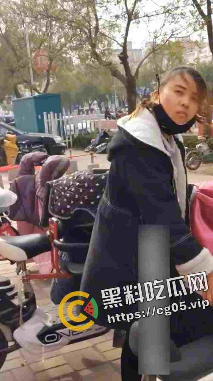 绝世老六！偷拍少妇上厕所 还要等别人出来跟别人说你的逼真黑-4