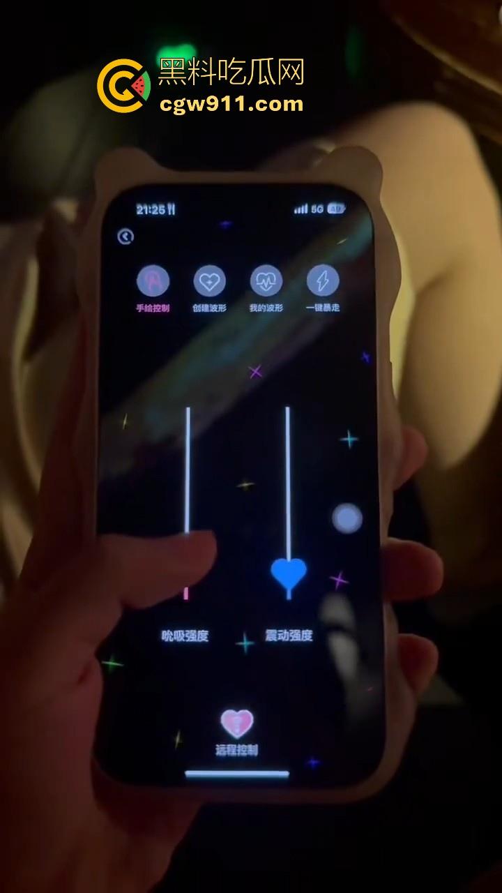 骚逼女友自带遥控跳蛋去酒吧,刚坐下就把档位开到最大,淫水狂流,一到酒店猛猛的骑乘榨精,看来真是忍了很久!-4