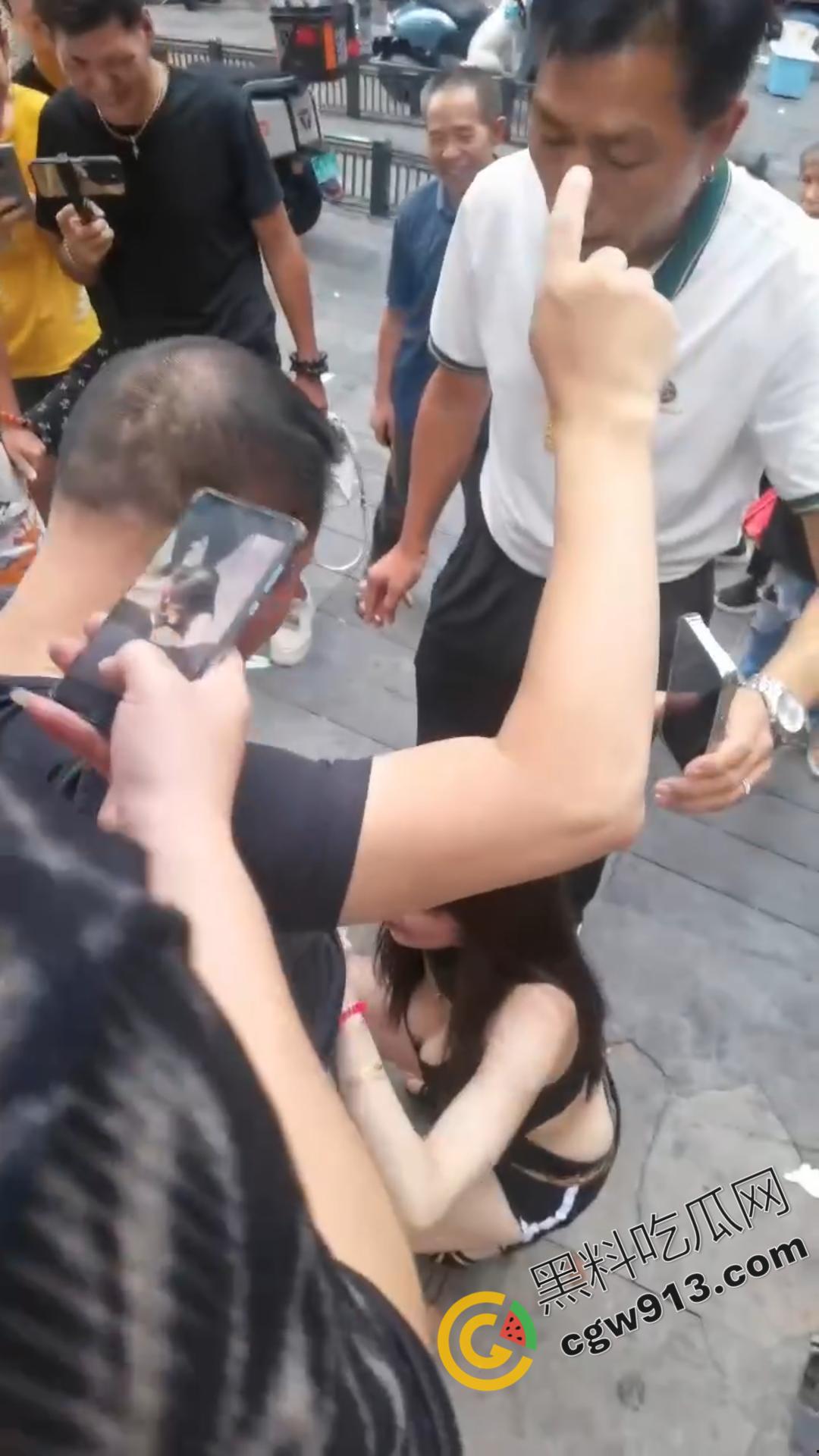 极品辣妹与饥渴男人当街上演淫乱勾当,身材火辣,诱人姿势撩人眼球,所有围观者鸡巴硬到爆炸-5