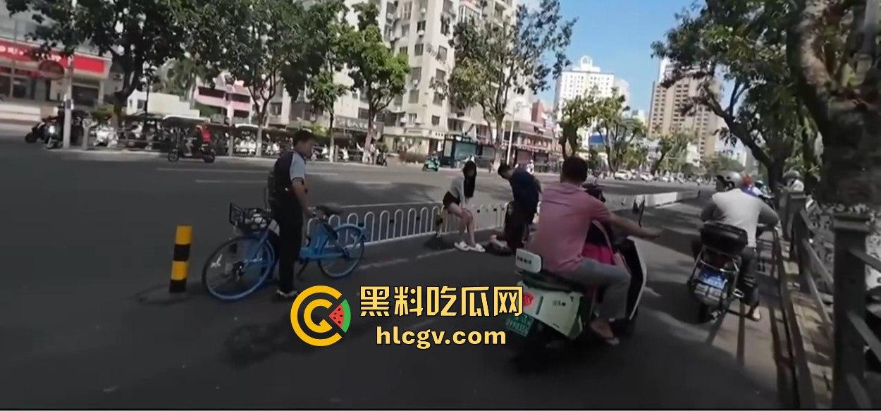小哥新买电动车上路被3人行喝嗨了的撞飞,妹子砸在围栏上懵了,身材比脸吸睛!-4