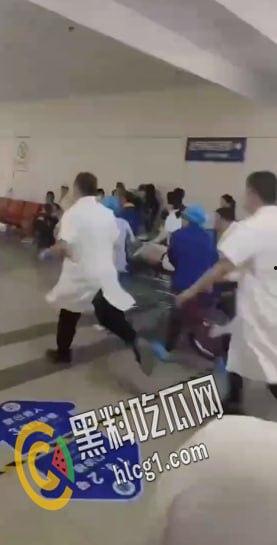 温州医科大学附属第一医院的一名医生被前来报复的患者家属认错人而被砍伤 随后砍人者负罪跳楼自杀-10