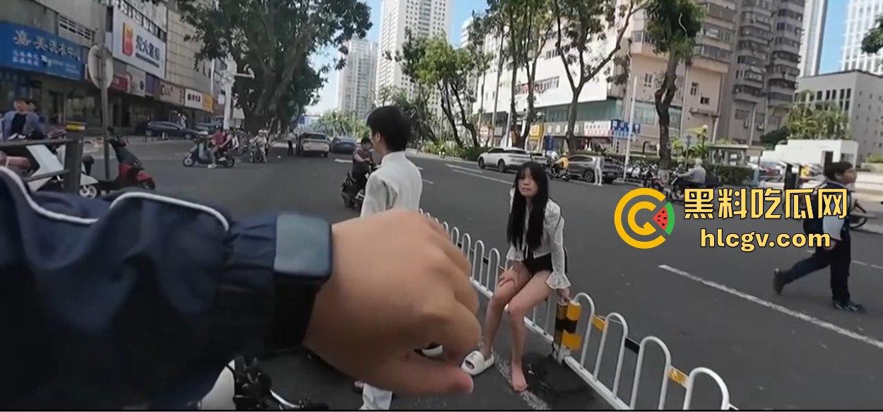 小哥新买电动车上路被3人行喝嗨了的撞飞,妹子砸在围栏上懵了,身材比脸吸睛!-7