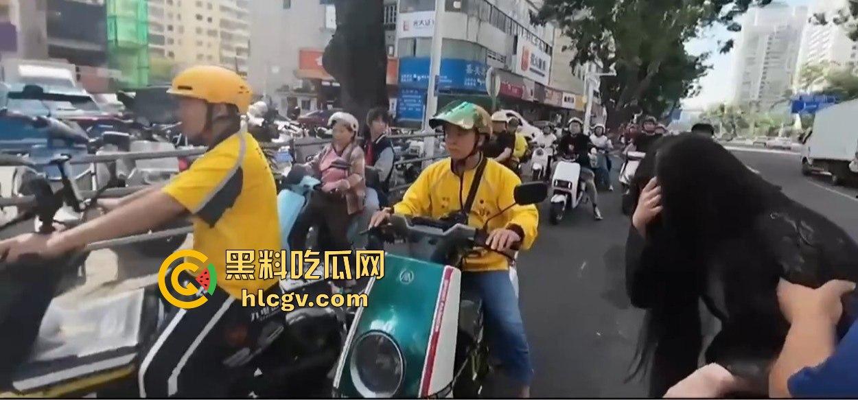 小哥新买电动车上路被3人行喝嗨了的撞飞,妹子砸在围栏上懵了,身材比脸吸睛!-8