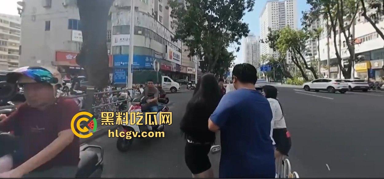 小哥新买电动车上路被3人行喝嗨了的撞飞,妹子砸在围栏上懵了,身材比脸吸睛!-10
