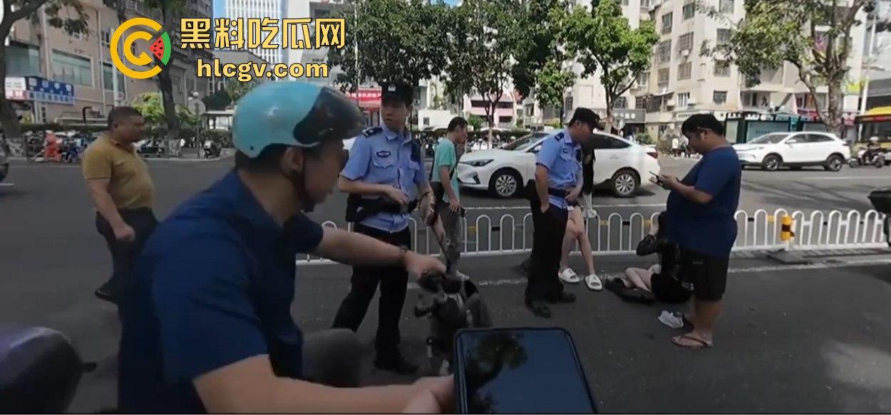 小哥新买电动车上路被3人行喝嗨了的撞飞,妹子砸在围栏上懵了,身材比脸吸睛!-11